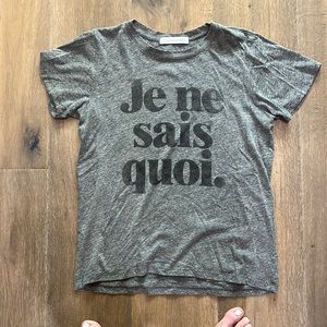 Daydreamer heather grey “Je ne sais quoi.” tee size small